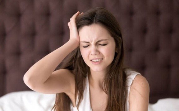 Nằm nhiều bị đau đầu có nguy hiểm không? Làm sao để khắc phục?